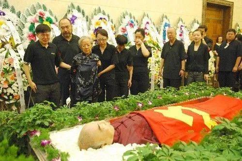 2009年，老演员李丁病逝后，一张罕见的遗容，照片中的他身上覆盖着鲜艳的党旗，看