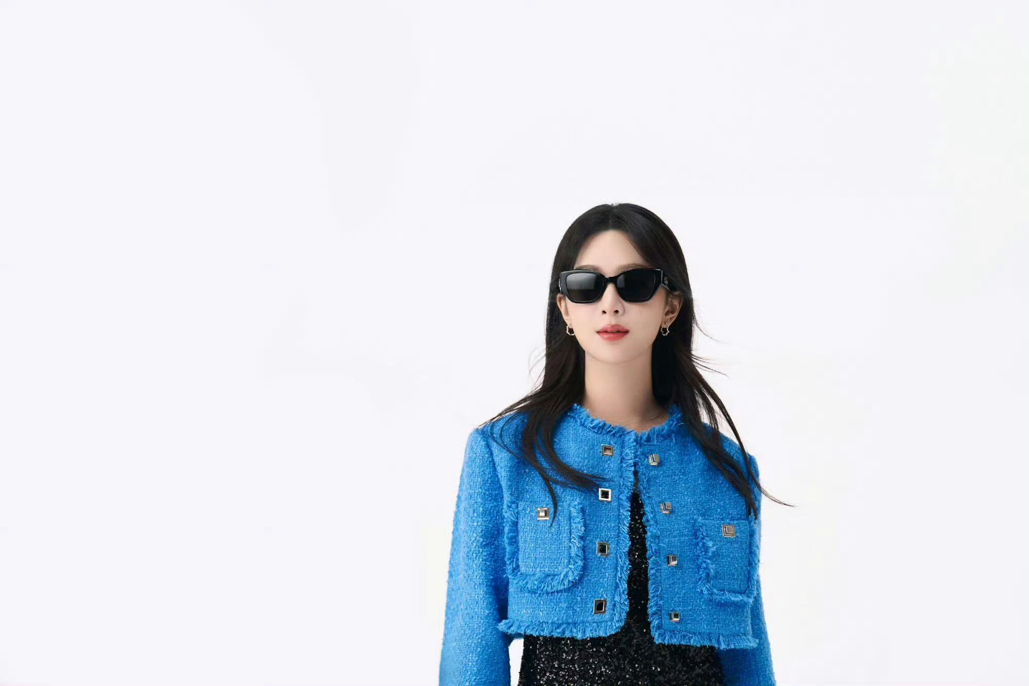 杨紫工作室营业这造型，杨紫是想上天吗？太飒了！ ​​​