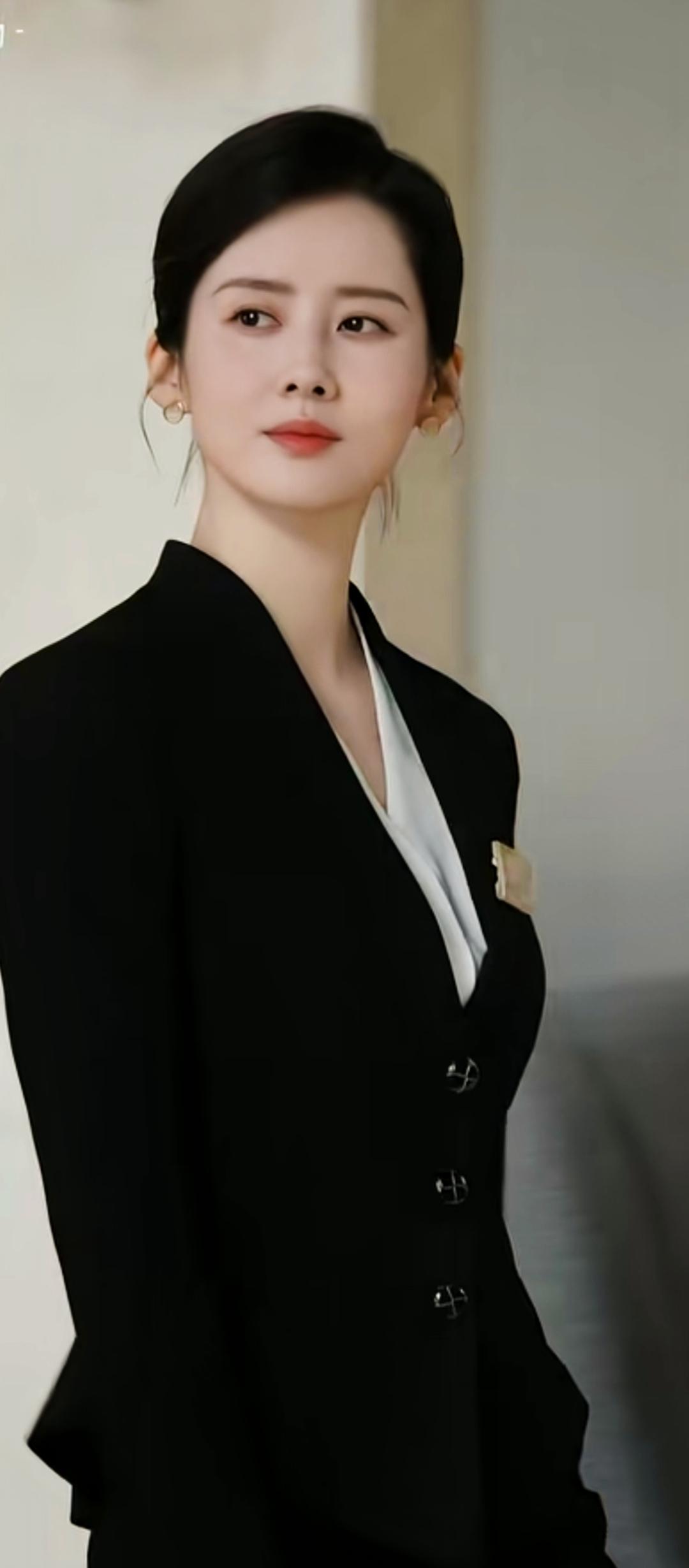 姐姐穿着职业装，好帅气！