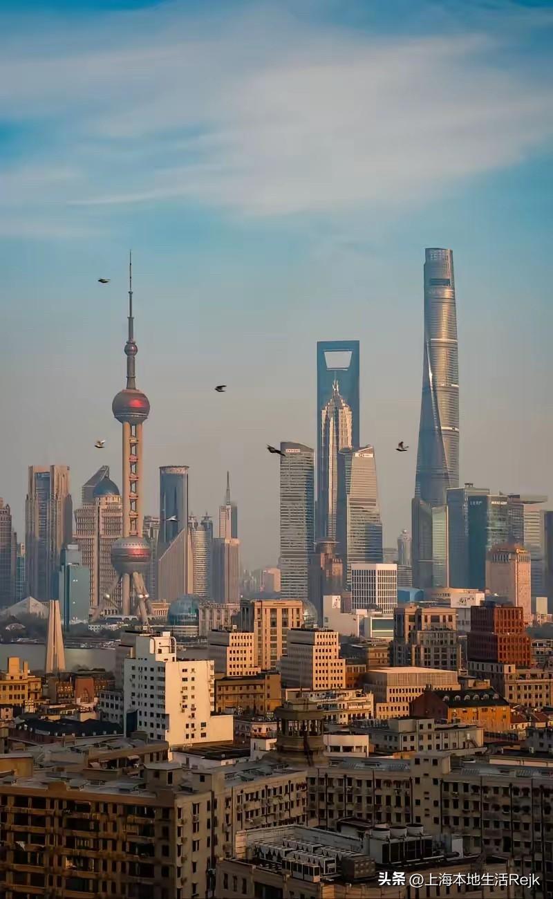 来上海的外地游客，十个里有一半以上第一站就奔陆家嘴，站在外滩对岸看三件套刺破云端