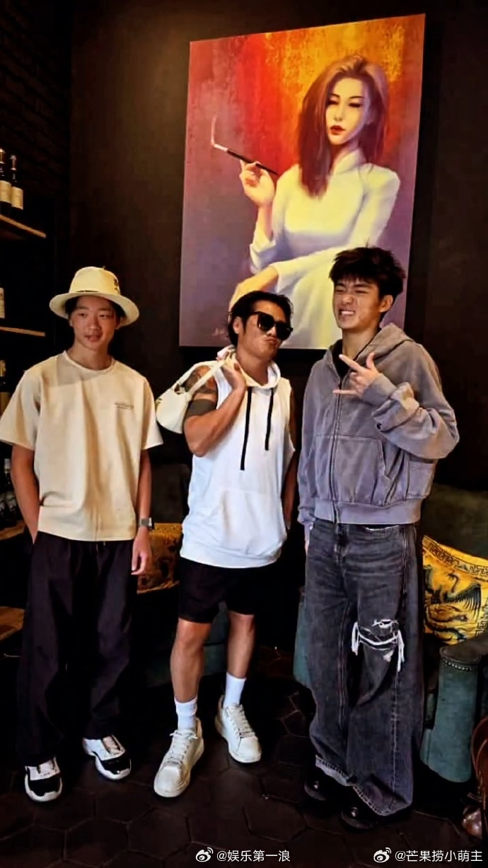 曹格杨阳洋Joe合照曹格杨阳洋Joe吃饭 曹格带着杨阳洋Joe吃饭，合照有！ ​