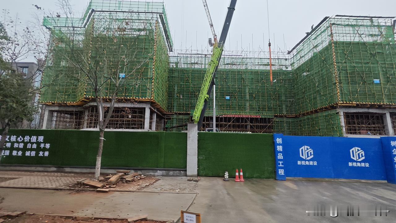 黄陂的康礼高中，号称武汉最好民营高中之一，普通班每年学费7万9，国际版加上住宿费