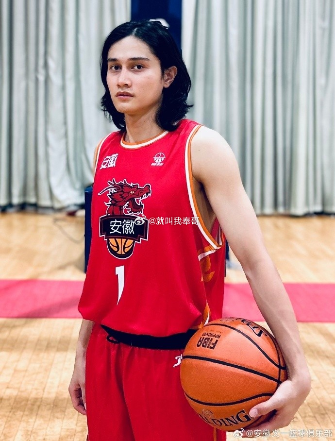 安徽文一官方：球队签约中国台湾后卫高锦玮NBL安徽文一官方宣布，球队签约中国台湾
