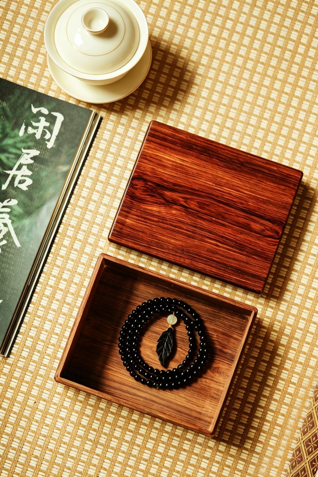 海黄 | 首饰盒取材海黄油梨老料，全独板，千目打磨，料质山水纹，荧光质感，细节考