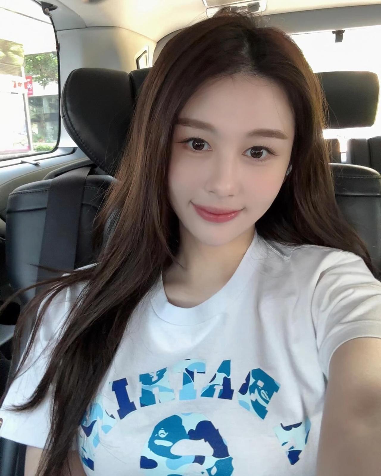 她的妈妈是香港女星邱淑贞，爸爸是香港富豪沈嘉伟，这辈子都不愁生活了，还有这女孩的