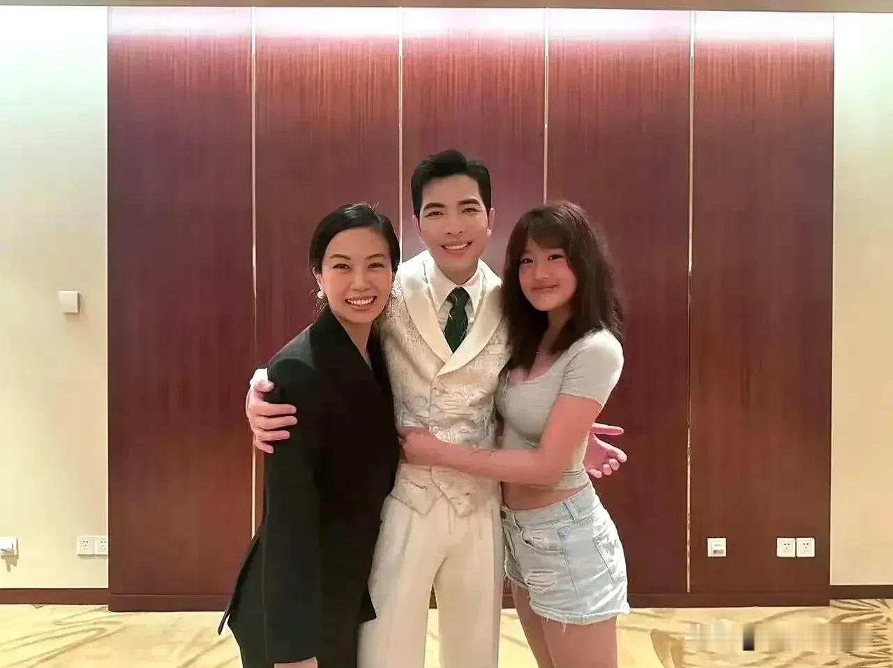 萧敬腾一个小动作显露人品！
萧敬腾在跟贾静雯女儿合影时，“无处安放”的左手，让人