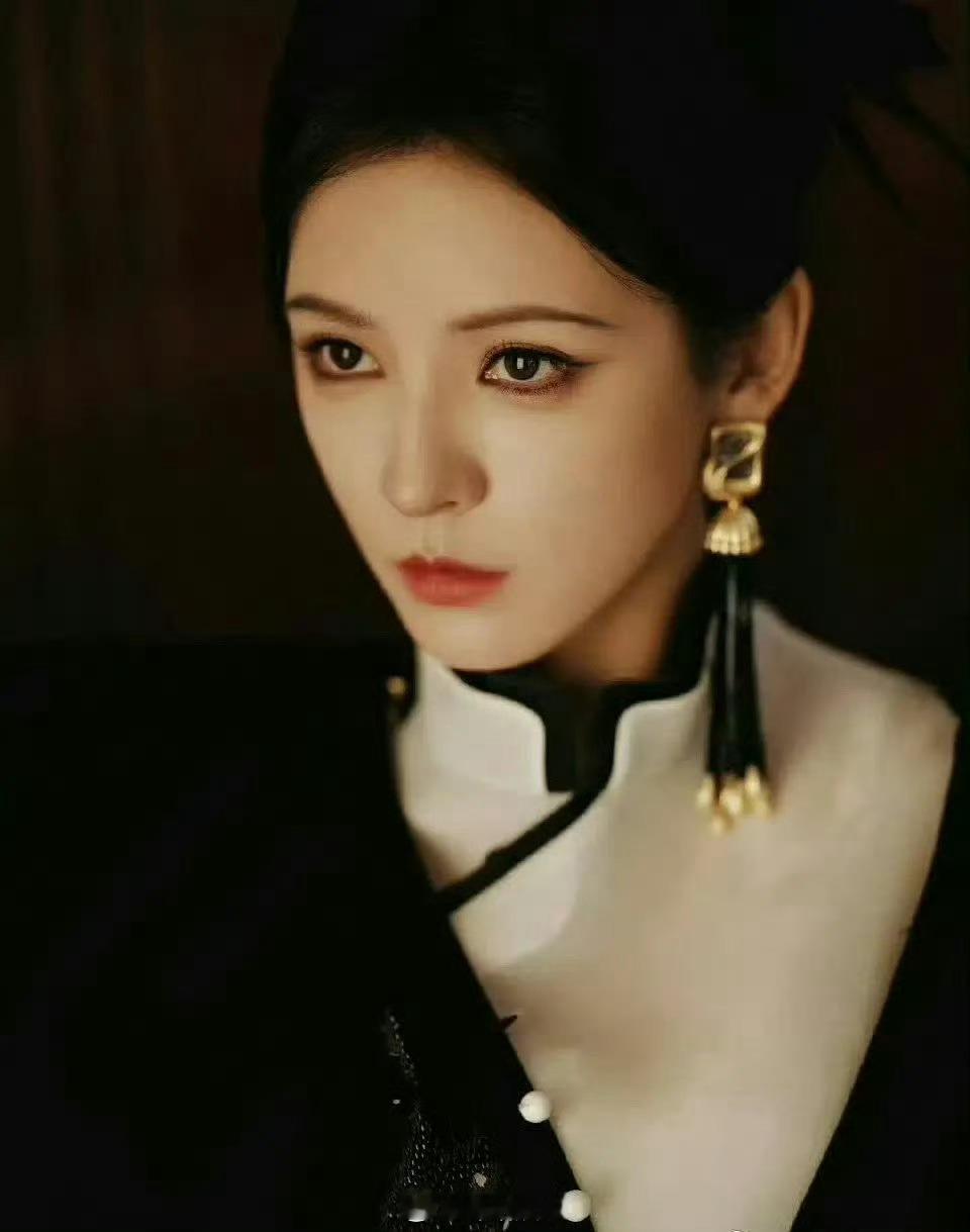内娱蛇系look  好精致的建模脸，超标准的蛇系美女look谁不爱[举手] 