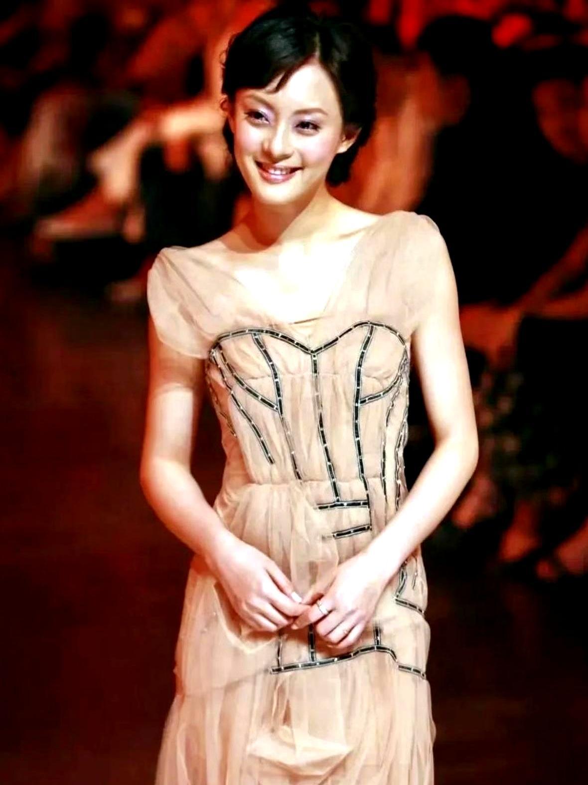 43岁孙俪突然回春
 
照片一出，全网刷屏。脸不肿，眼不凹，连那颗疤痣都没了，像