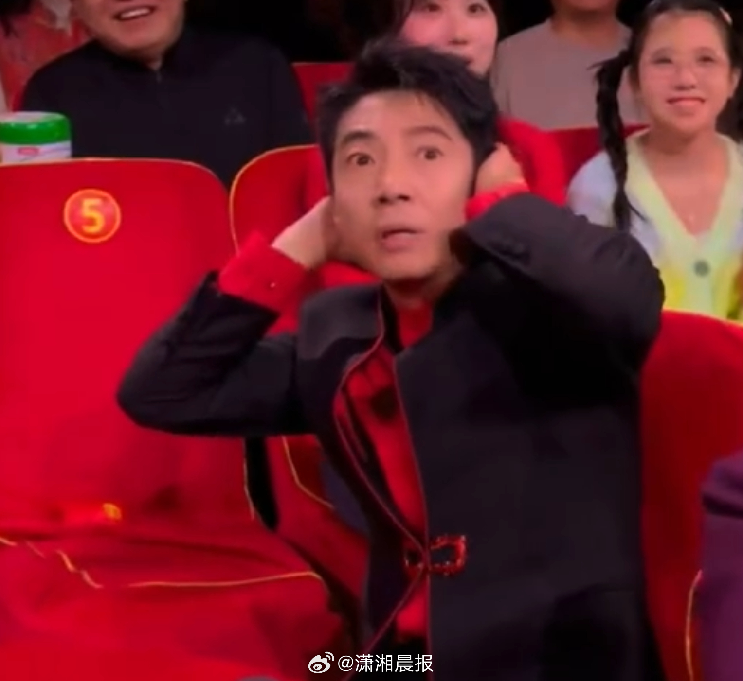 【#撒贝宁看到自己春晚老鼠干的反应#】 3月3日，在央视元宵晚会现场，导演组特意