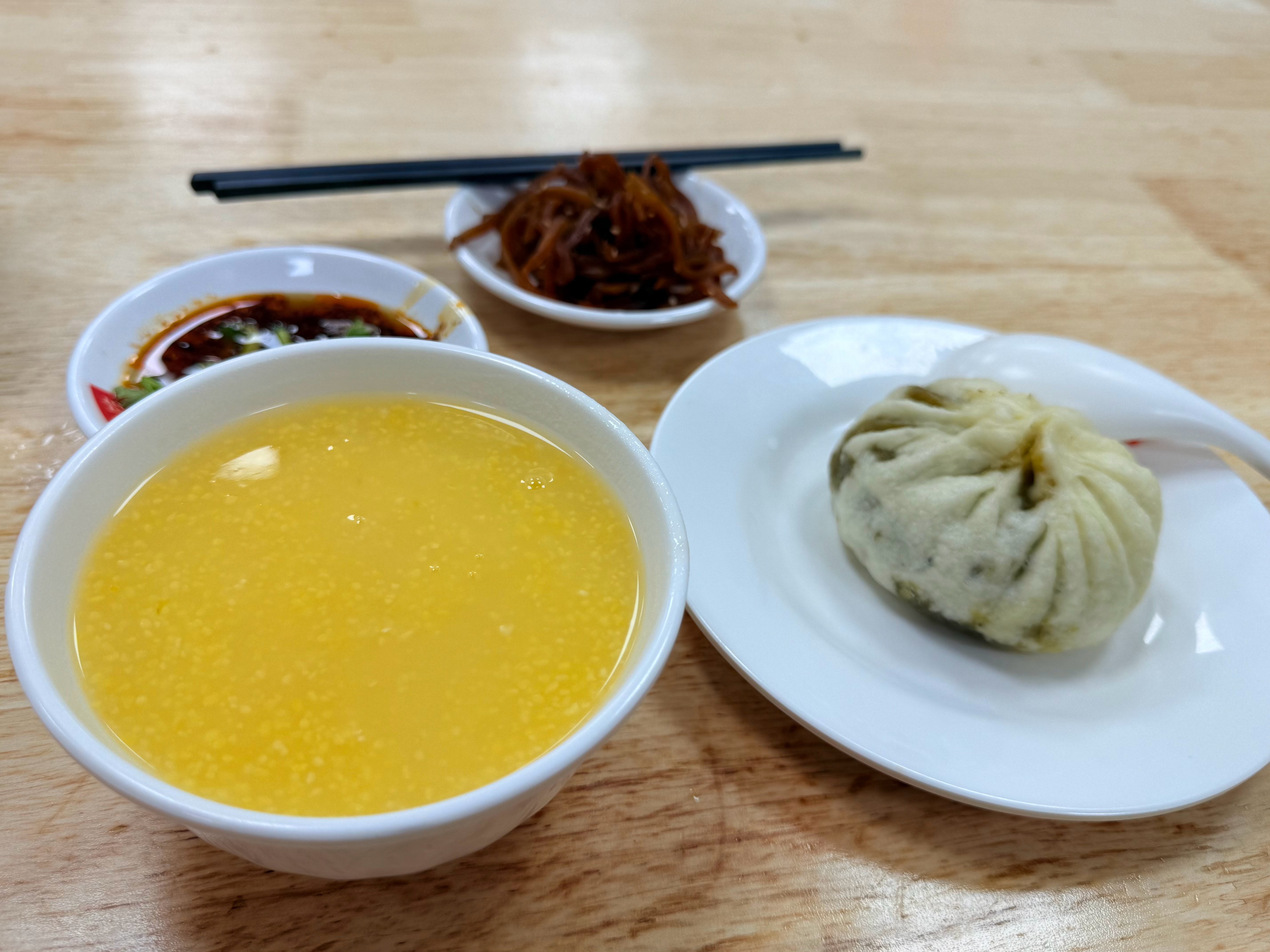 吃包子。晨曦说