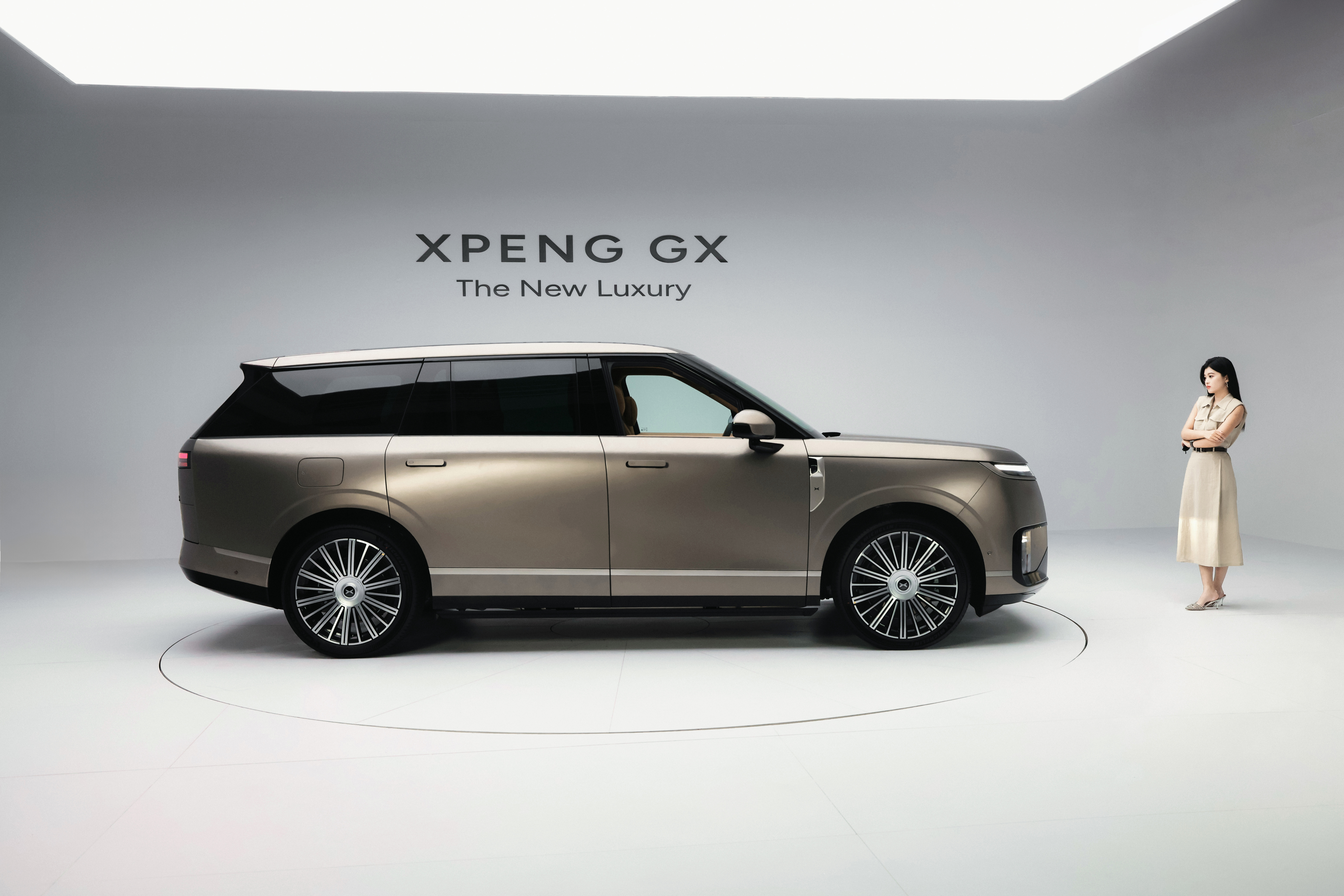 来看看两位新豪华旗舰大六座SUV小鹏GX来了