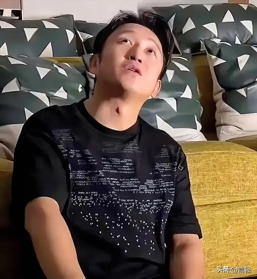 邹母早就看透：儿子结婚后，整个人都成了老婆和丈母娘的了
当年鲁豫采访，邹母含泪坦