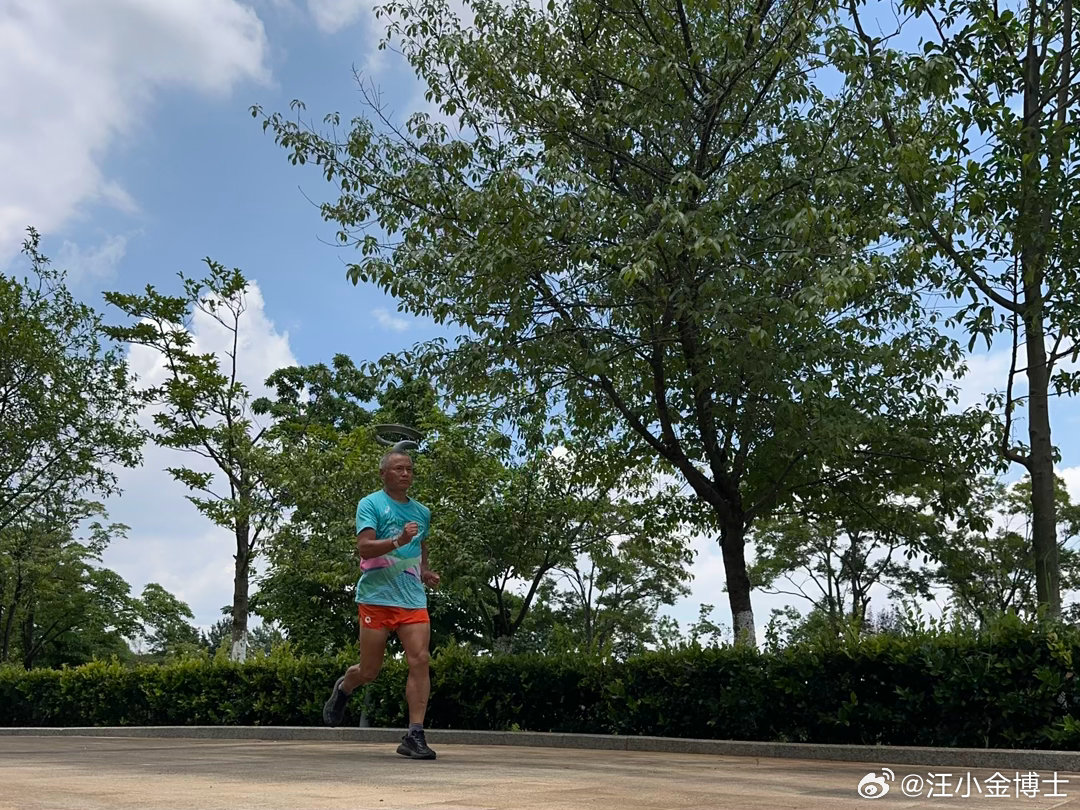 虽然跑得比以前慢了，但是体感更好了，跑姿也更好了，更有利于健康了。差不多每天一场