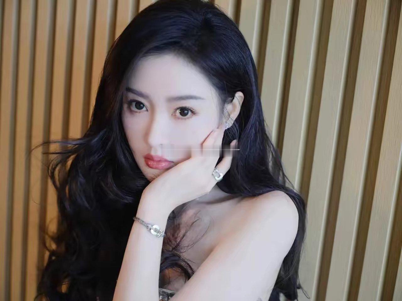 投稿:张天爱在圈子里早就没啥存在感了，甚至连三线艺人的位置都没拿到，直接跌到糊咖