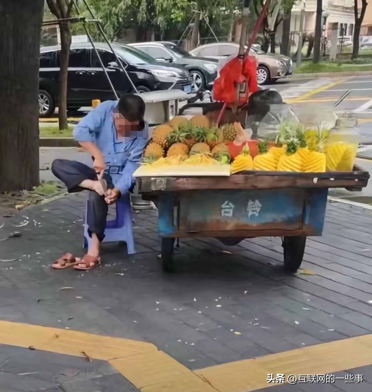 路边摊，还是少吃一点吧  😂

别问，问就是“我们都在用力地活着”。
