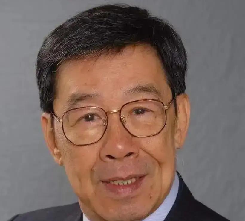 94岁的胡枫，把红馆演唱会从晚上改到了下午3点。

不是他唱不动夜场。是怕他那帮