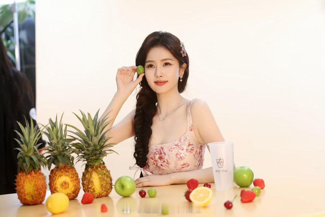 白鹿骑三轮 骆驼妍子开到茶蘼谁能想到白鹿驾驭三轮车这么得心应手，洒脱又有反差感，