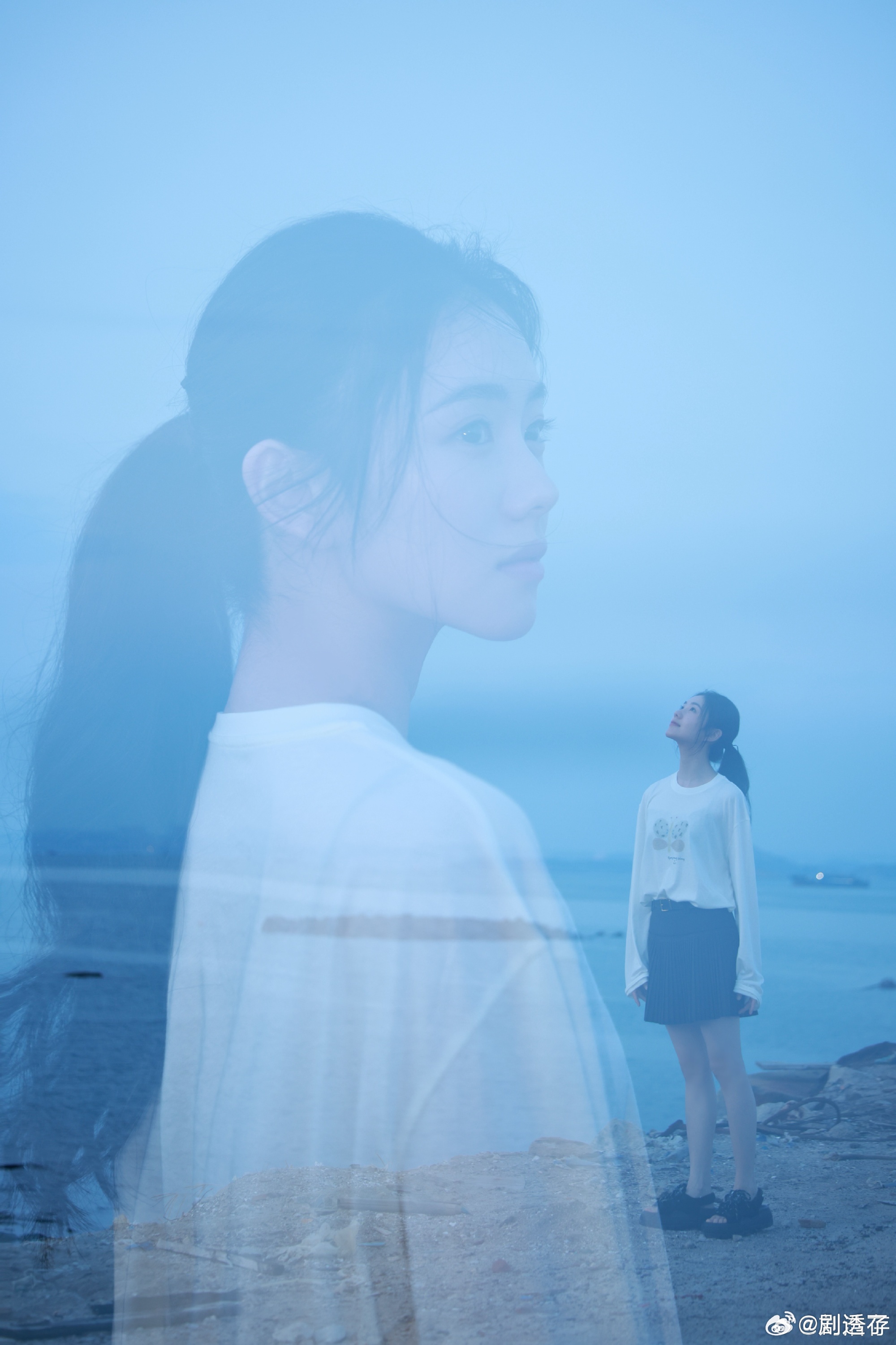 刘浩存海边蓝调梦回马小远刘浩存替马小远看了海 这组图真的绝了，蓝调的海边，白T恤