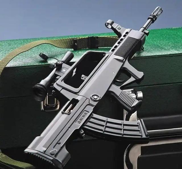 1979年我们从越军手中缴获了两种冲锋枪，分别是法制MAT49和波兰WZ63。这