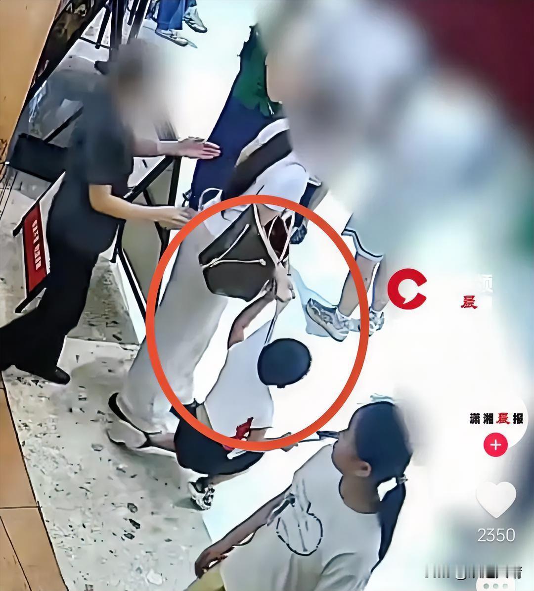 总算搞明白了，为什么这女子对四岁男孩摸臀这么的不依不饶的!

不是因为该女子太敏