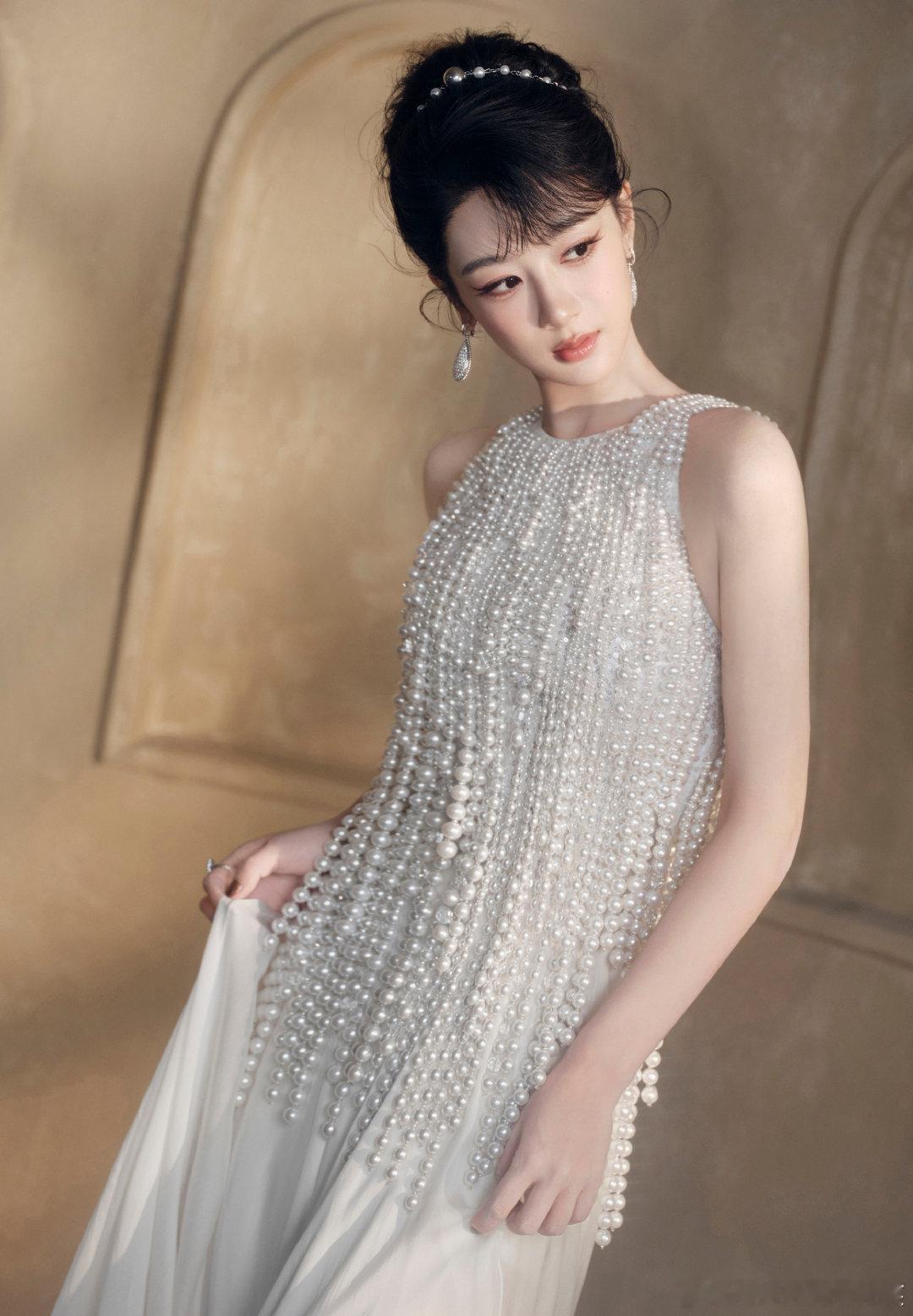 杨紫33岁生日照杨紫33岁庆生照 ​​​杨紫迎难而上，光华内敛，也坚韧从容。新一