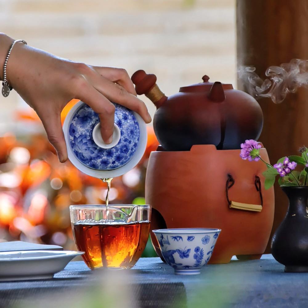 沸水冲入杯中，几片茶叶上下翻腾，像极了寻常日子里的忙碌与起落。

茶慢慢舒展开来