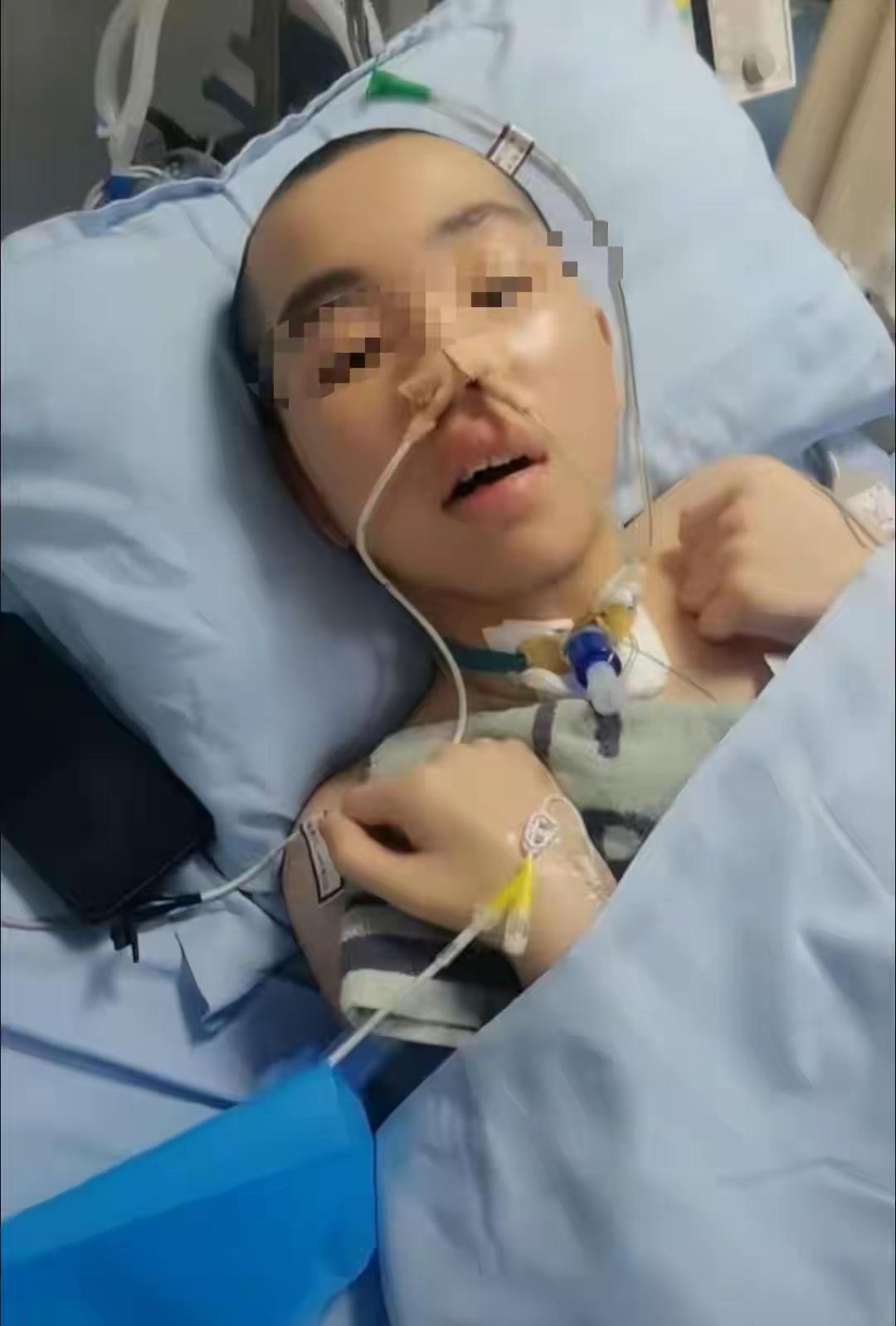 让人惋惜！初中女生和男同学开玩笑打闹，女生朝男同学胸口捣了一拳，结果男生一头栽在