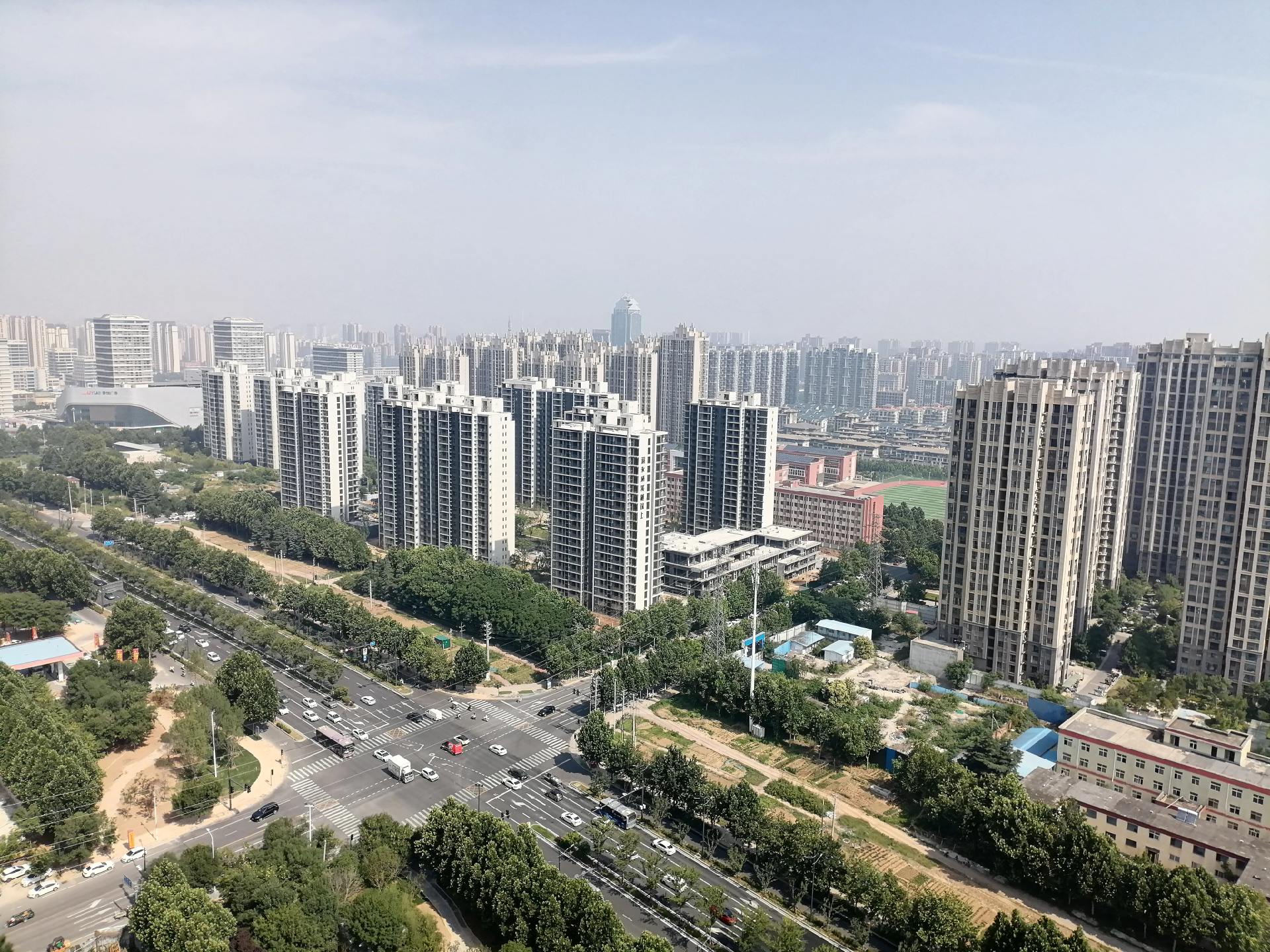 6月2日中午11点8分，荥阳市区空中一声巨响，紧接着又巨响了两声，窗玻...