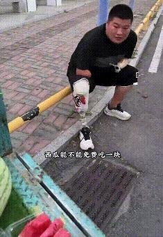 一车西瓜卖不动，陌生男子却把生意“送进”饭店：这个结局太暖了！

炎热的街头，太