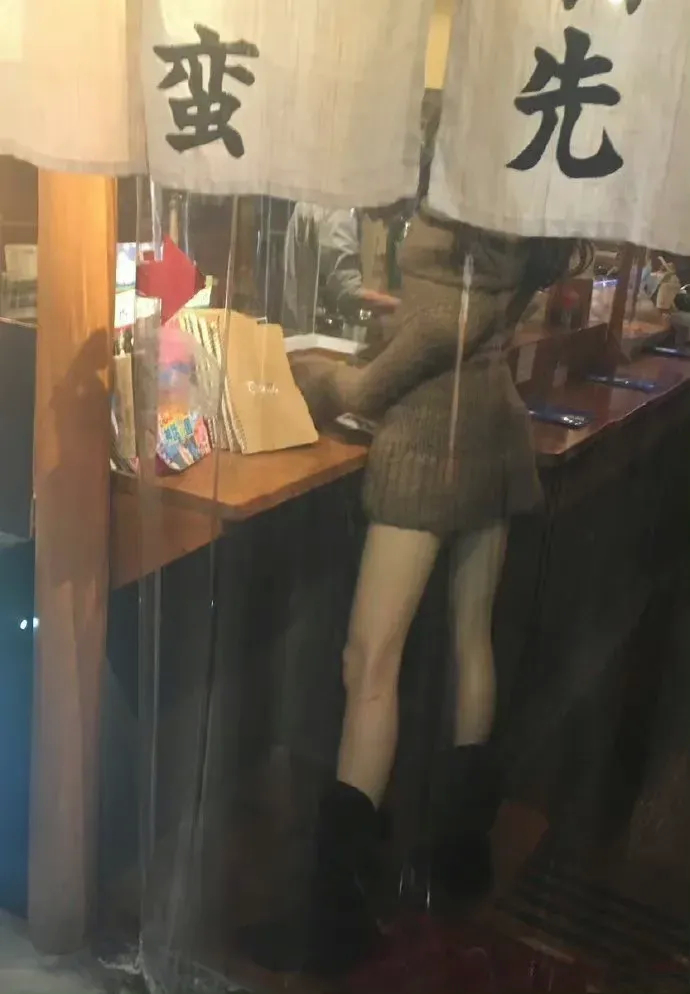 日本宫崎县某居酒屋，老板在门口放了个硅胶模特，进店的大叔们络绎不绝[允悲] ​​