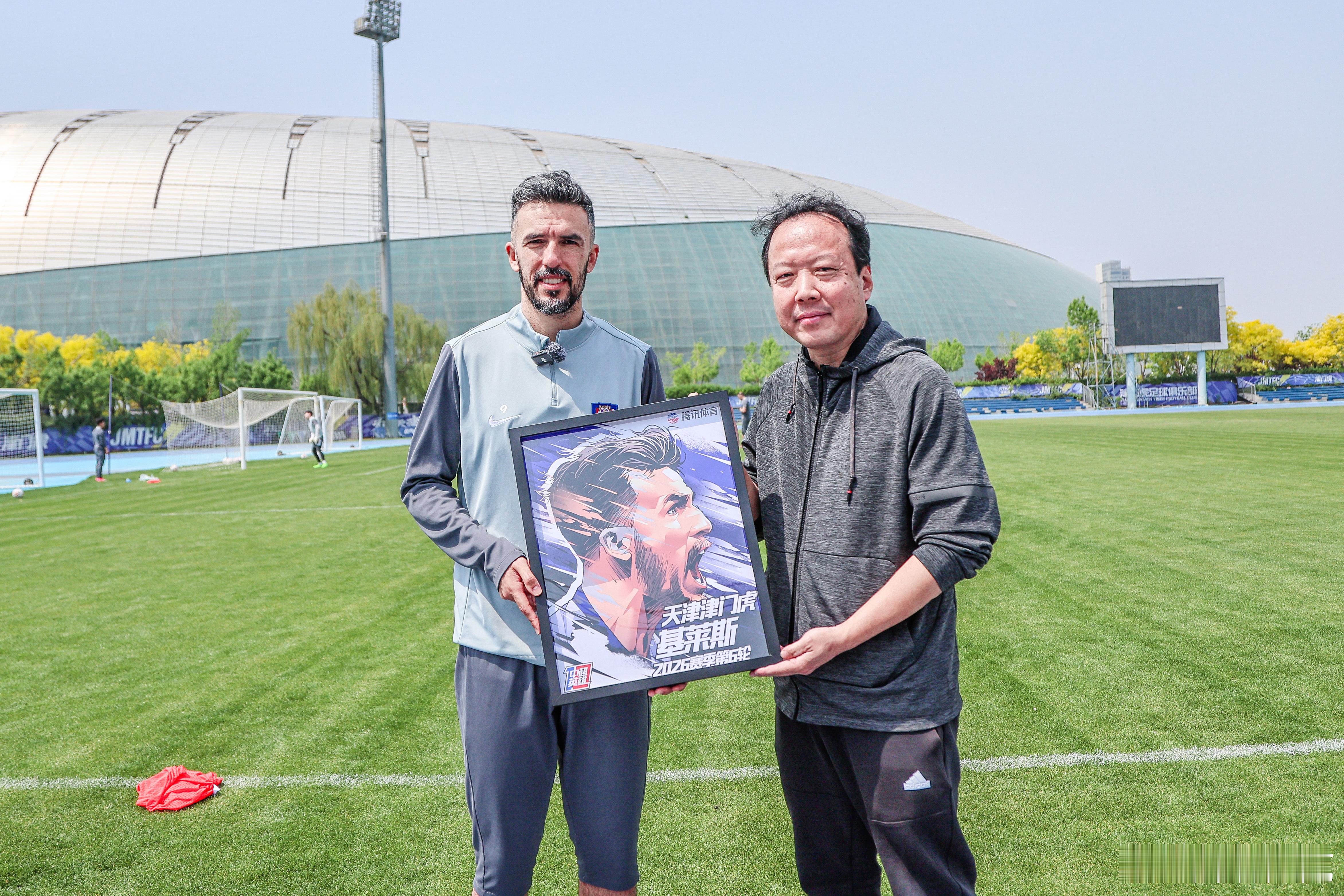 恭喜基莱斯荣获中超联赛第6轮中超英雄。老师给颁奖稍晚些时间看视频哈！感谢老师给拍