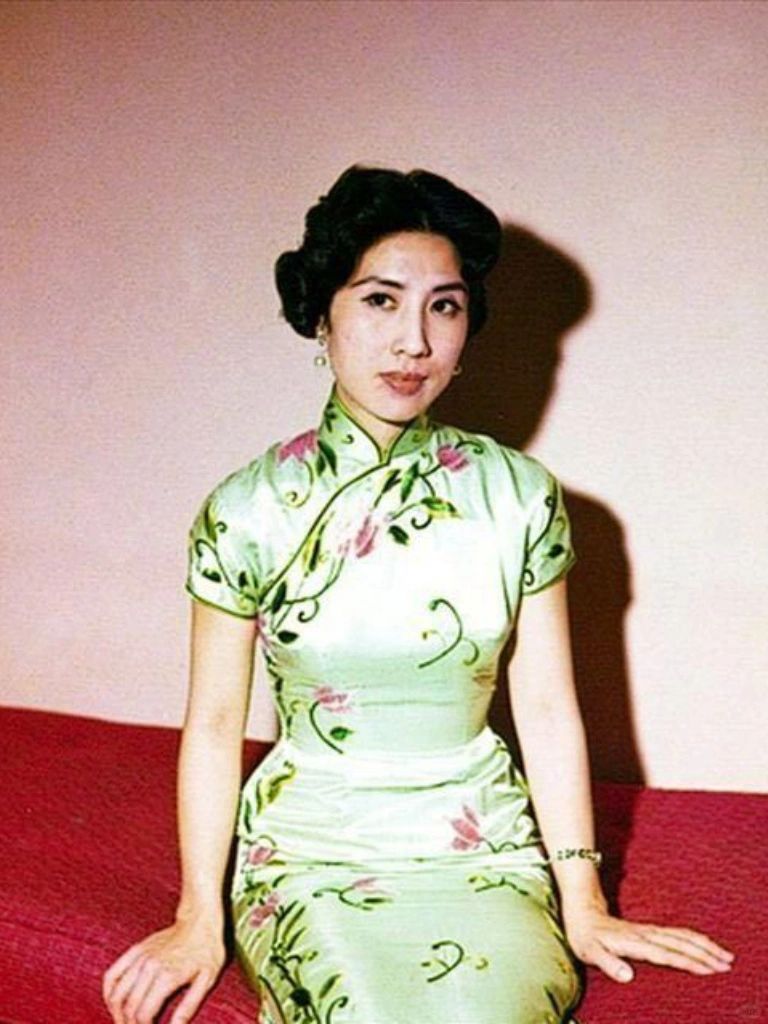 1947年中秋节前夕，王玉龄正在家中照顾几个月大的儿子。忽然，从门口冲进来一个乞...