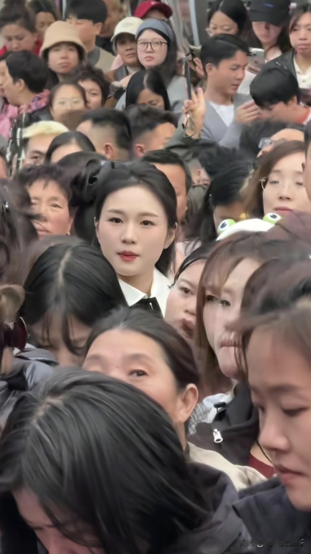 这一刻我想起了一句歌词，“你在那万人中央”