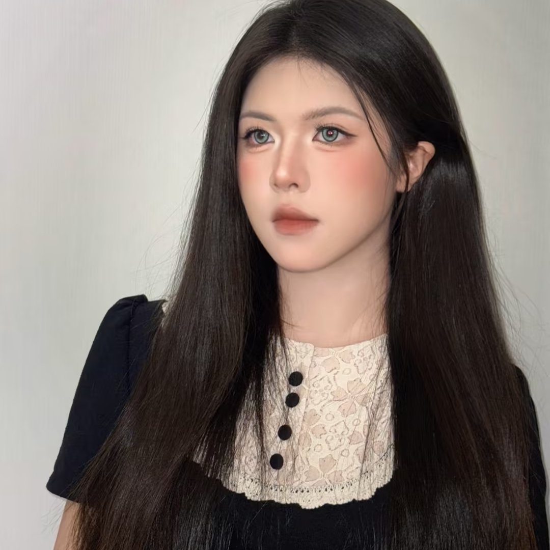 温柔韩系淡粉氛围感妆，黑长直清冷淑女造型，温柔又干净的淡颜妆容，氛围感直接拉满低