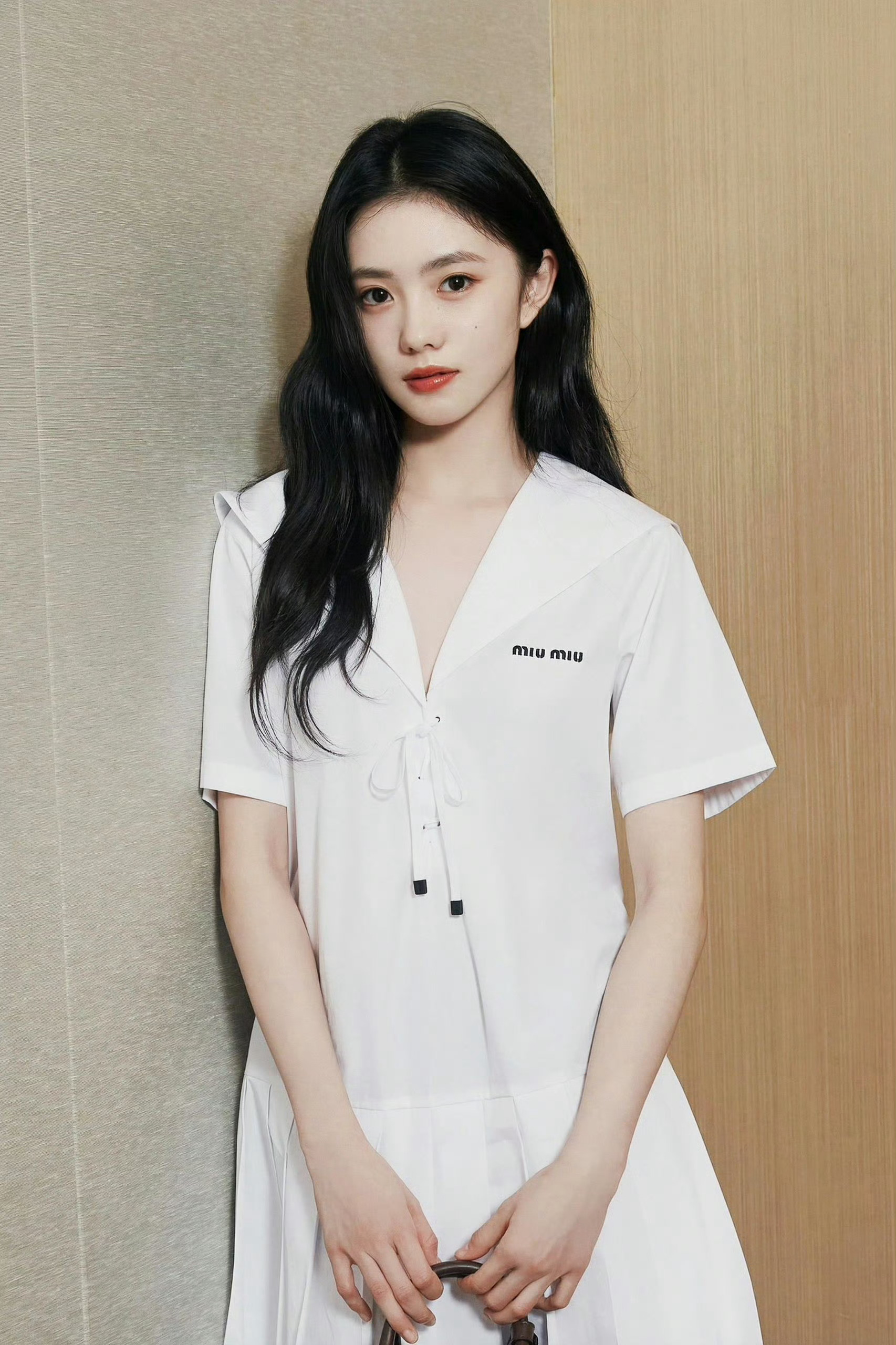 【投稿】她只是静静的站在那里 miumiu你就赚麻了🫦 ​​​