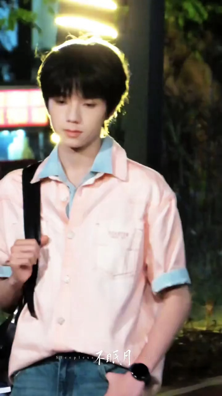 越夜越好看，夜色作衬，少年为景。王橹杰粉色外套路透少年感扑面而来，好干净好温柔的