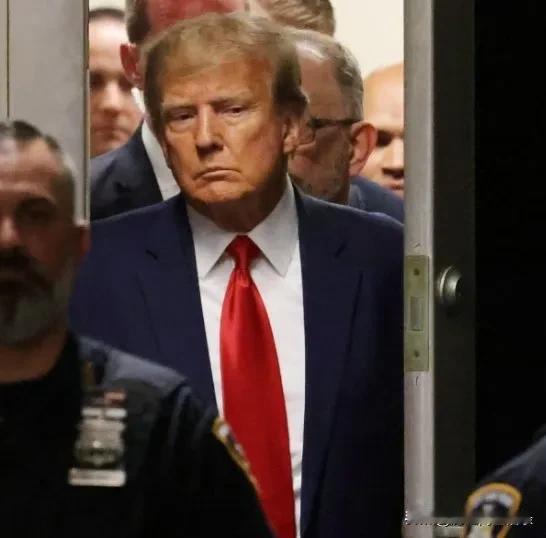 拜登的拨款法案为什么会导致美国政府关门，其实美国债务就是在玩套娃，这里面的原委非
