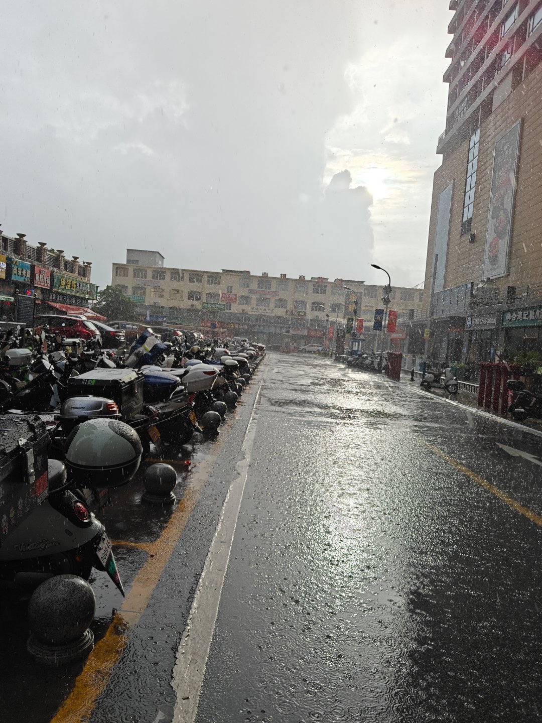 广东的天气跟见👻似的上学上班准时下雨，这会儿送完小孩停雨了