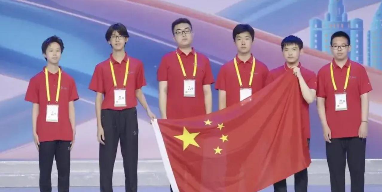 图一，是中国队。

图二，是美国队。

图三，是中国队和美国队的合影。

那么问