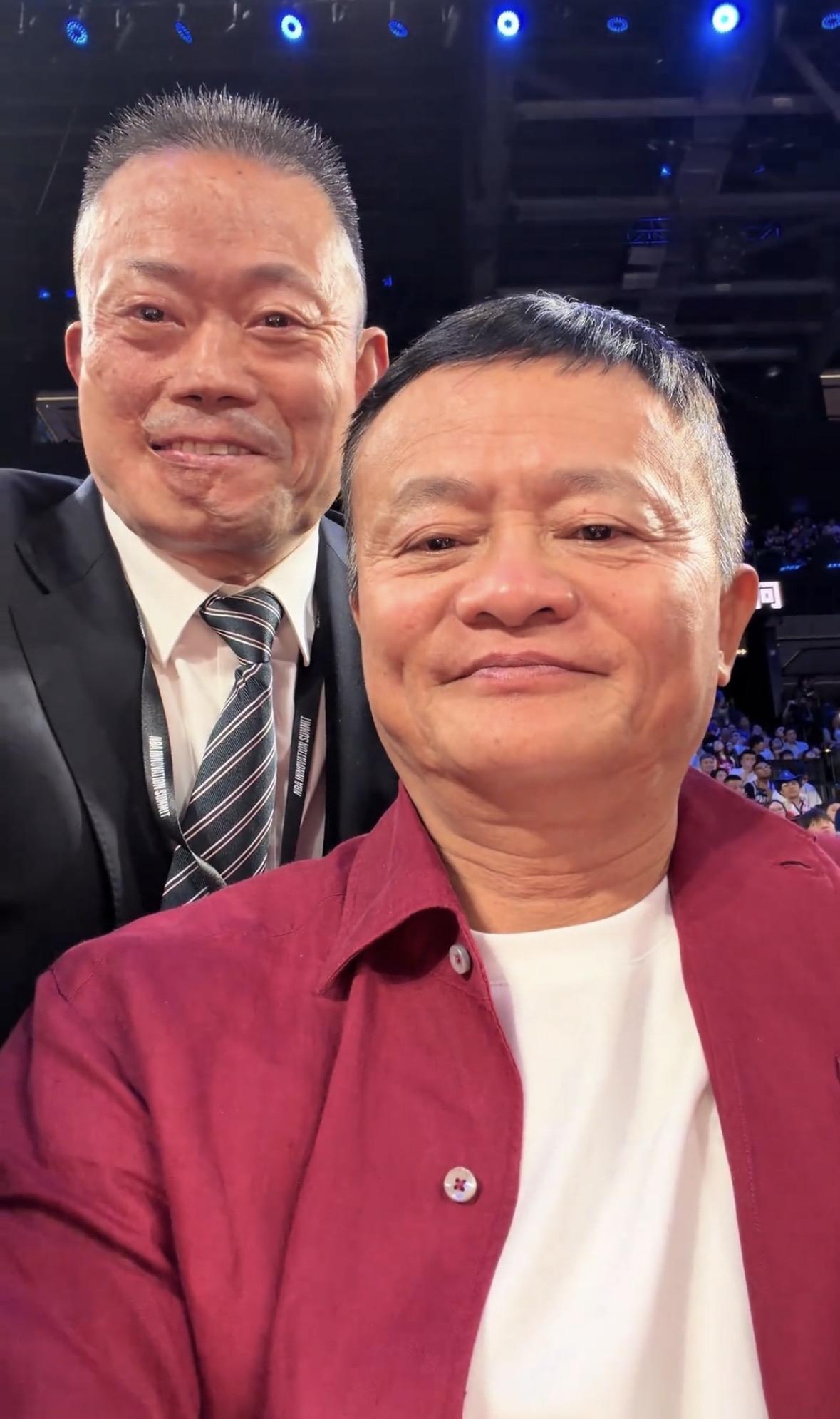 上海三哥NBA现场偶遇马云，三哥说马云十分谦和特意摘掉帽子与自己合影。

马云退