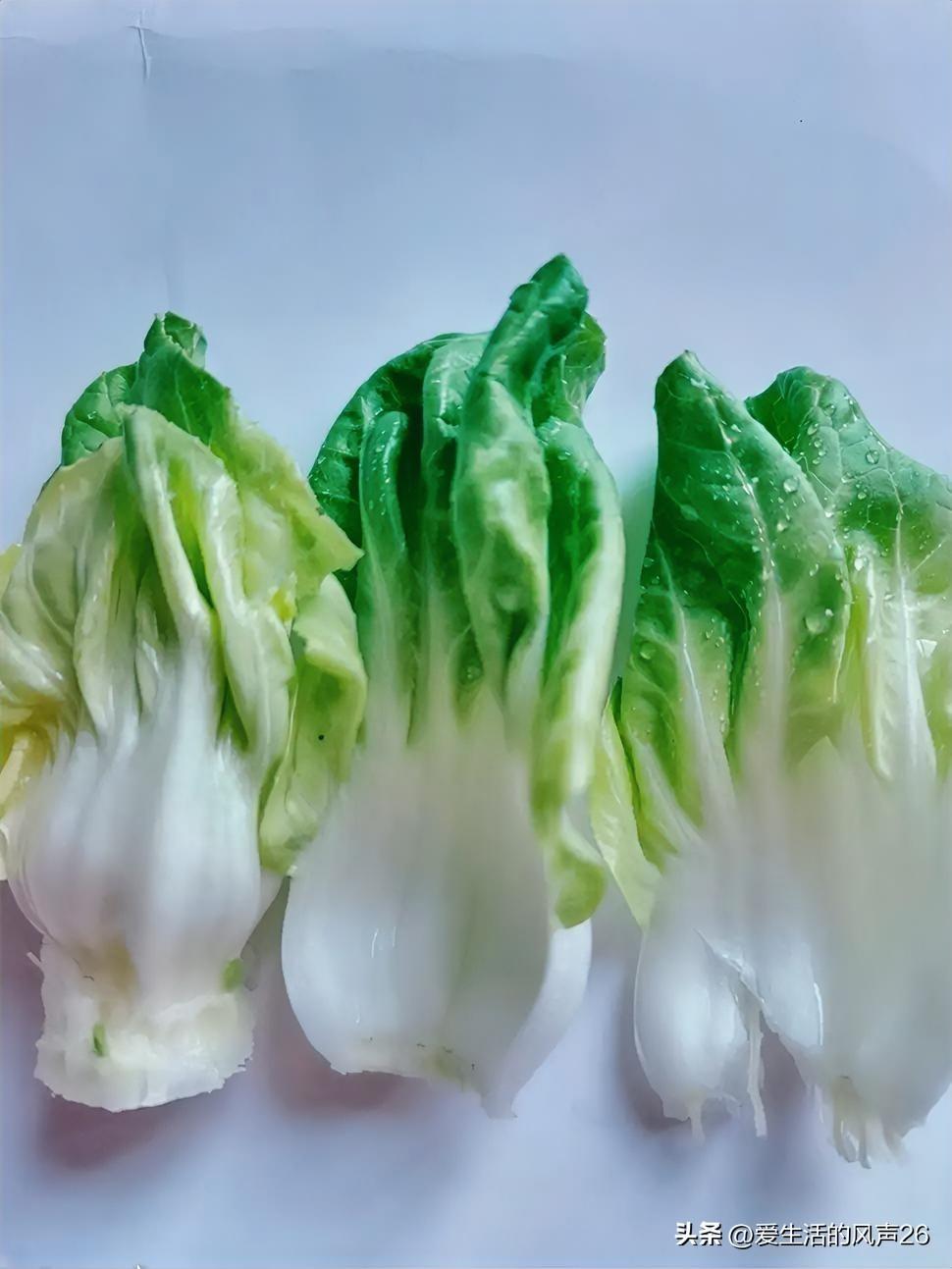 标价七块的理发，他每次都给十块。
刮脸洗头不另收费，他给十五。
这哪是剪头发，这