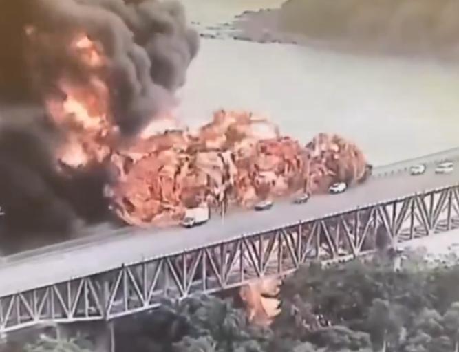 没收中方企业港口后，巴拿马发生大规模油轮爆炸，这就是一个警告！
 
4月6日下午