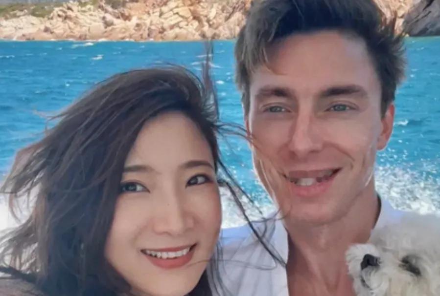 38岁的许婧在海边度假的照片曝光，身边的帅气外国老公抢镜十足！与陈赫分开后的许婧