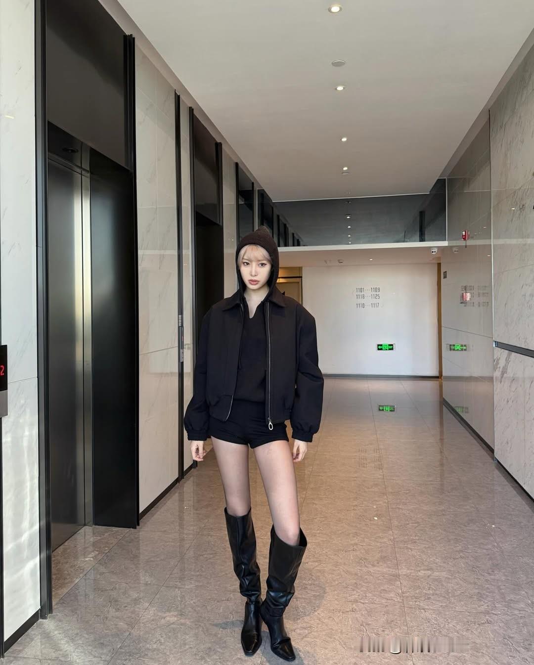 黑色短靴搭配黑色外套，简约又帅气！大长腿 黑色短靴穿搭 时尚穿搭