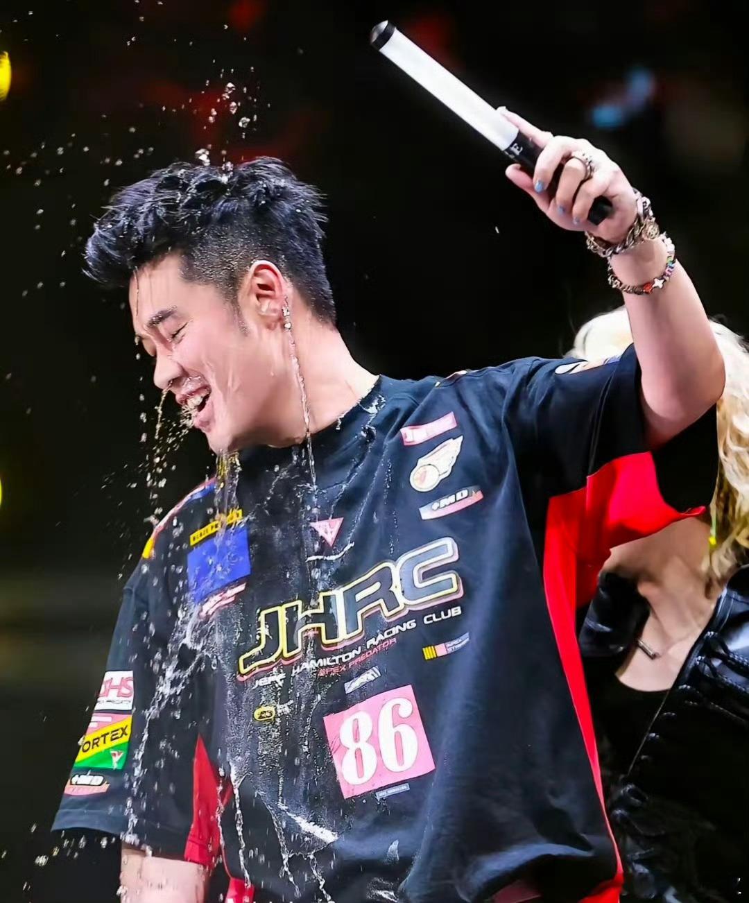 鹿晗武汉演唱会名场面：泼水时有多嗨，认怂时就有多快！先把陈赫淋透放飞自我，看到对