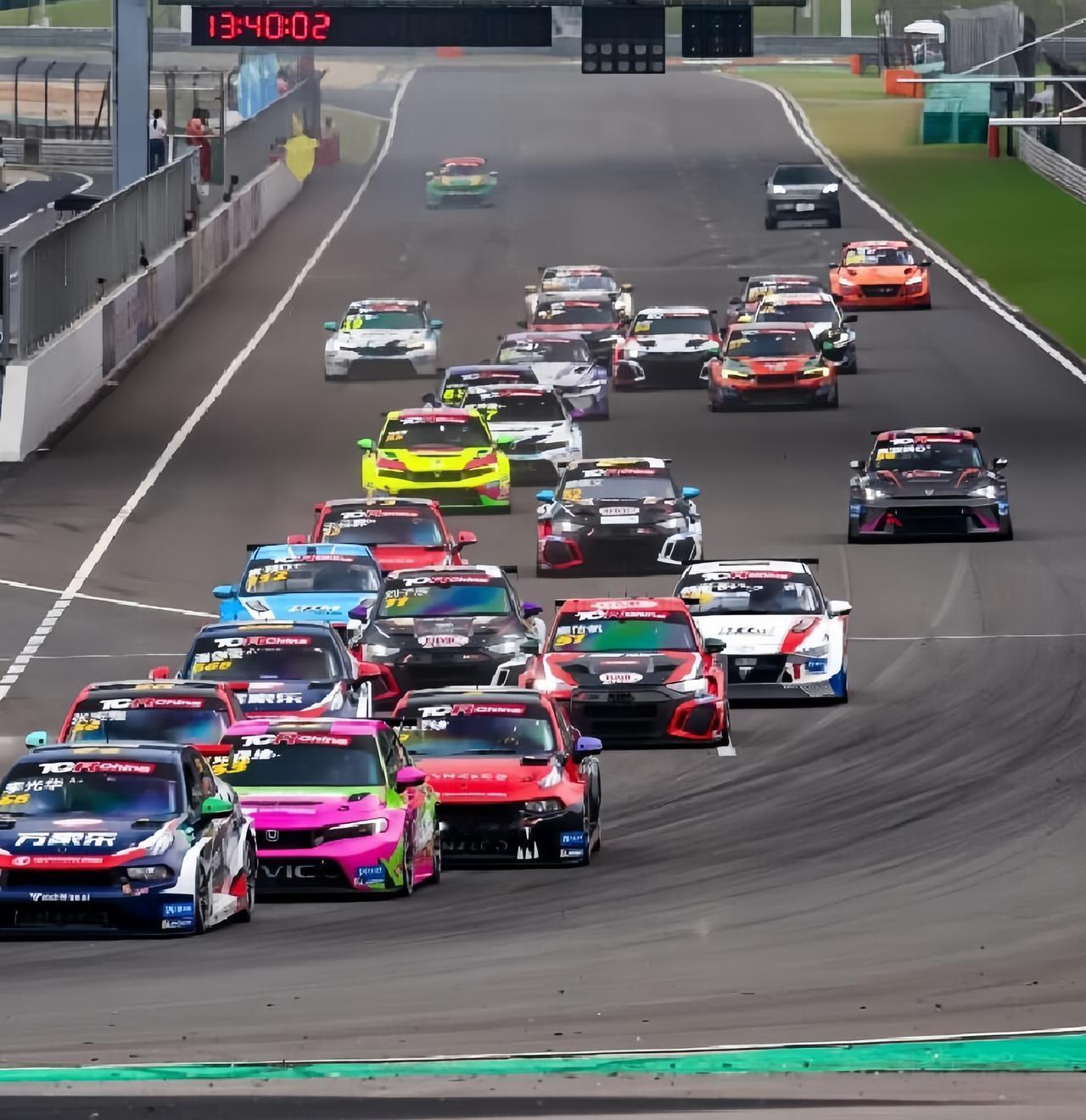 🚦在2026 CTCC中国汽车场地职业联赛中，发车、旗语、维修区限员一起优化，