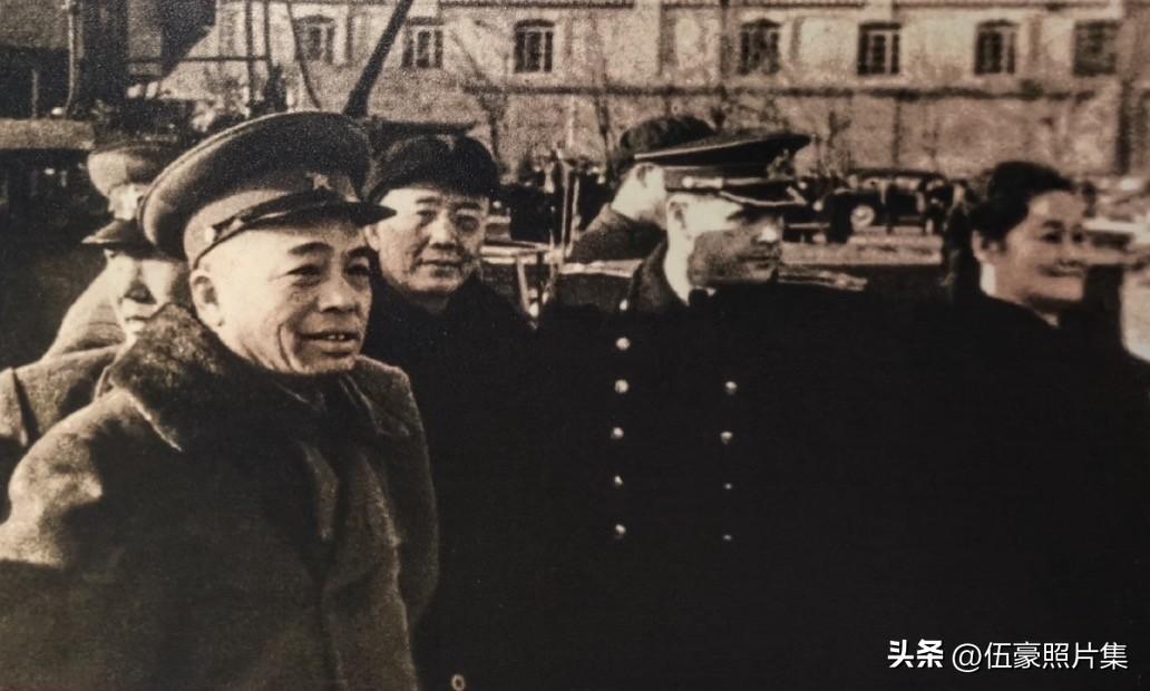 1955年2月，彭德怀为团长，宋庆龄、贺龙、郭沫若、聂荣臻等为副团长的高规格中央