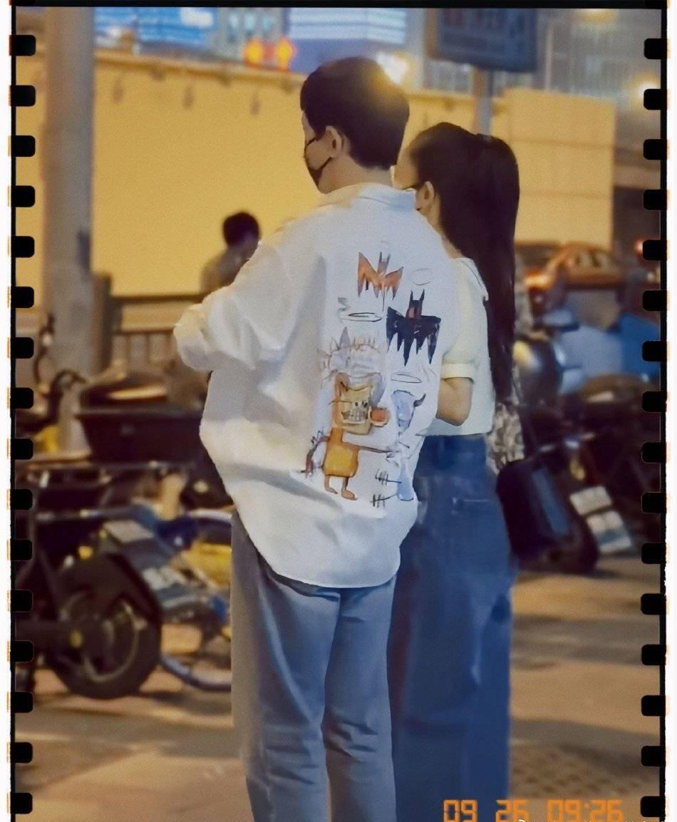 谢娜张杰挽手压马路秀恩爱，两人情侣穿搭抢镜
近日，有网友在社交媒体上分享了一组偶
