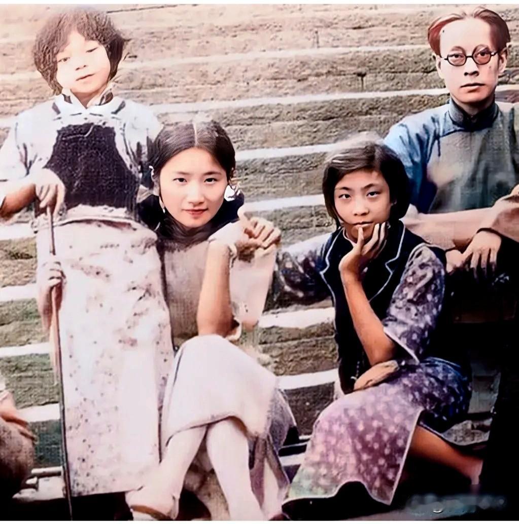 这是陆小曼与她的干女儿及翁瑞午父女一同游玩时坐在石阶上的一张合影老照片，拍摄于1