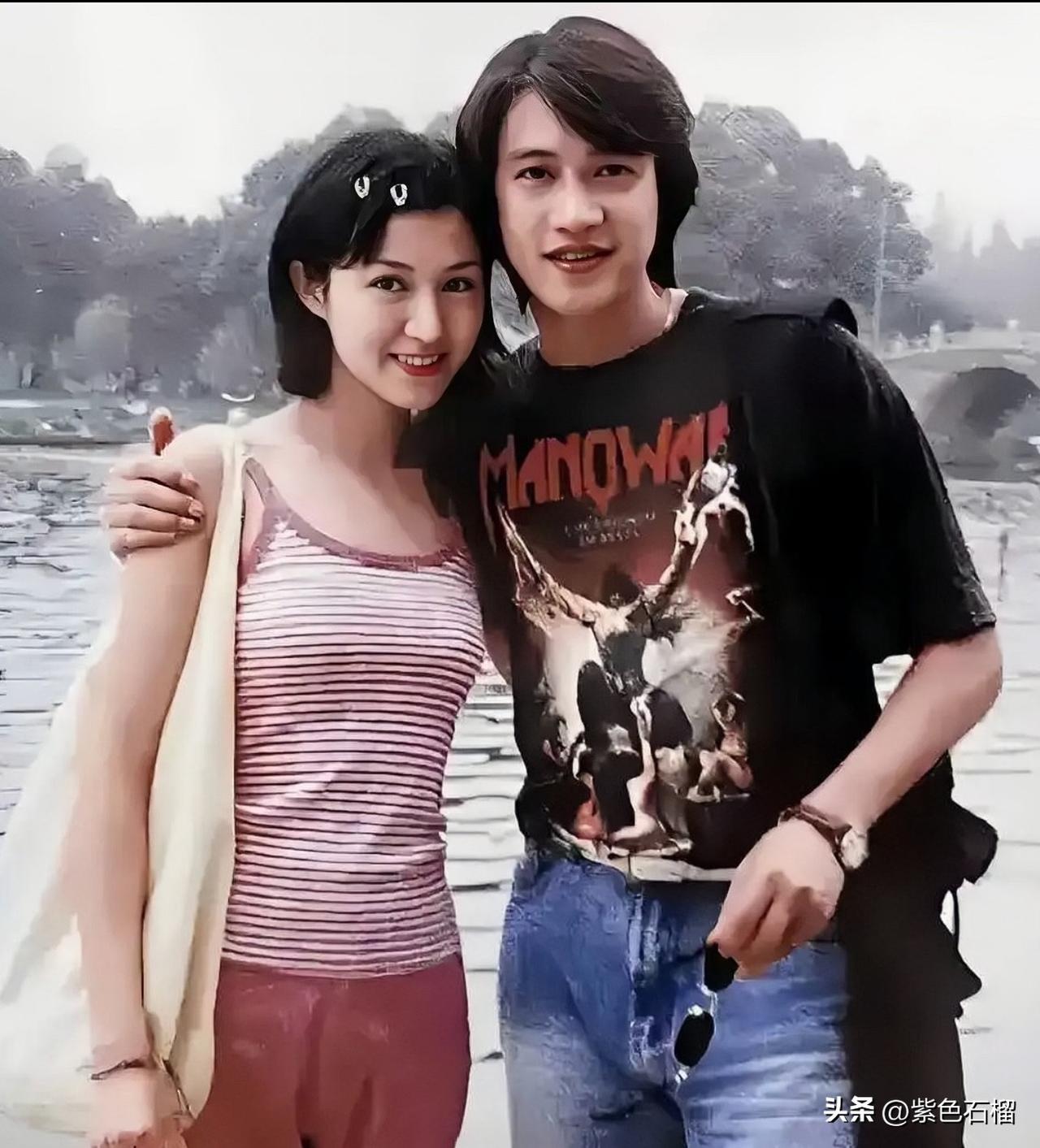 这是陆毅和妻子鲍蕾1995年大学期间外出游玩时的合影。当时他们都是19岁，英俊的